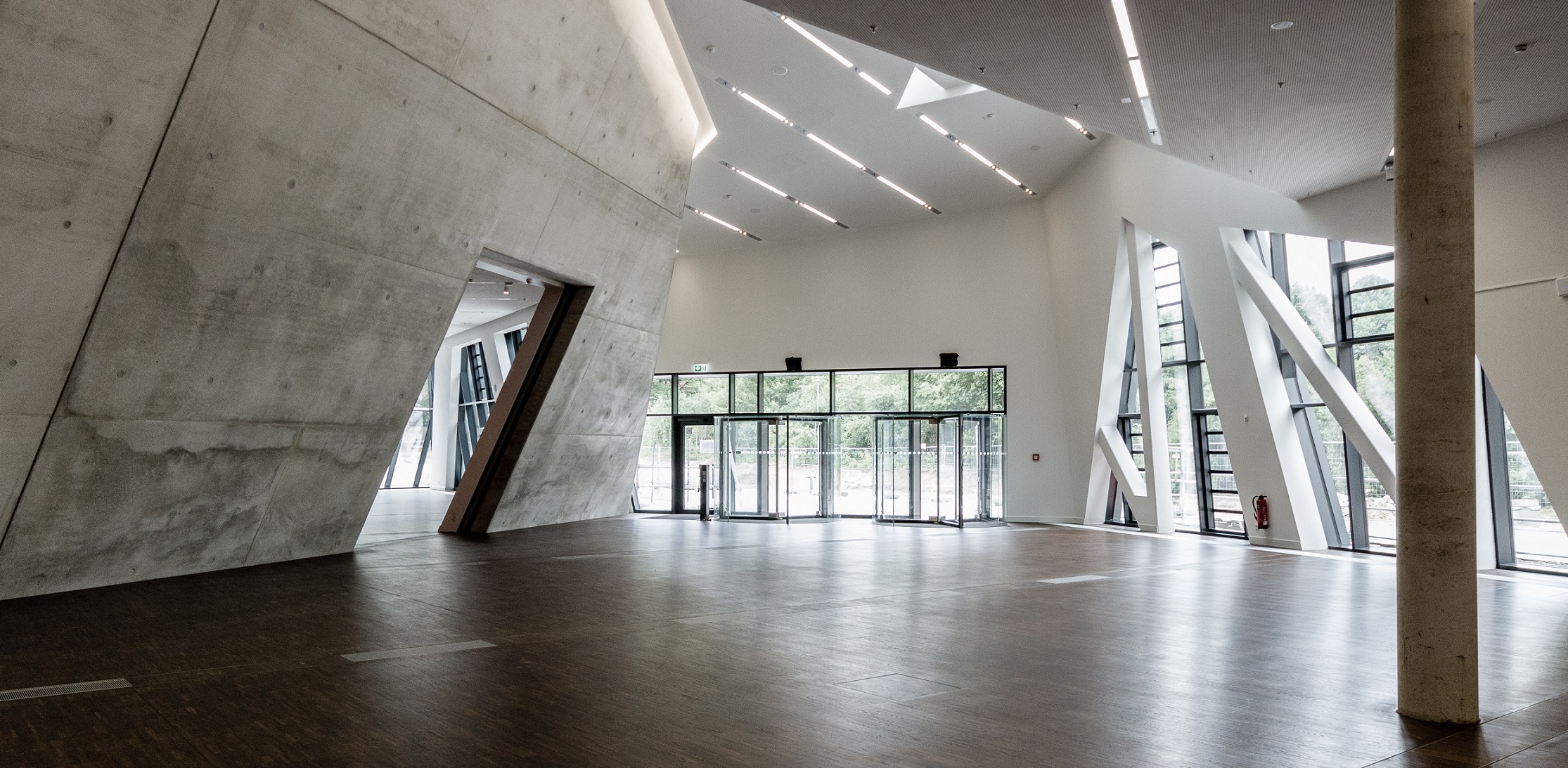Foyer Sichtbeton hochwertiger Holzboden exklusiv